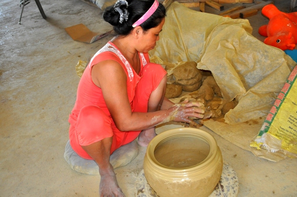 Những khối đất sét được bà Sương nhào nặn kỹ càng thành khối trước khi làm nồi