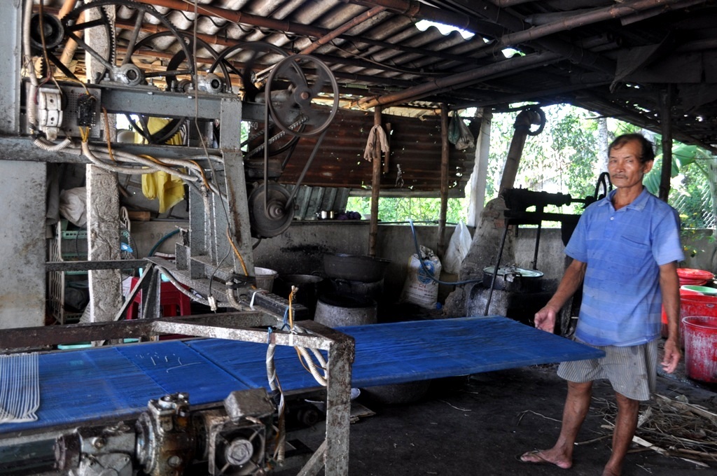 Ông Trương Đăng Nhẫn bên thiết bị tạo hình bán tự động cho sợi phở sắn