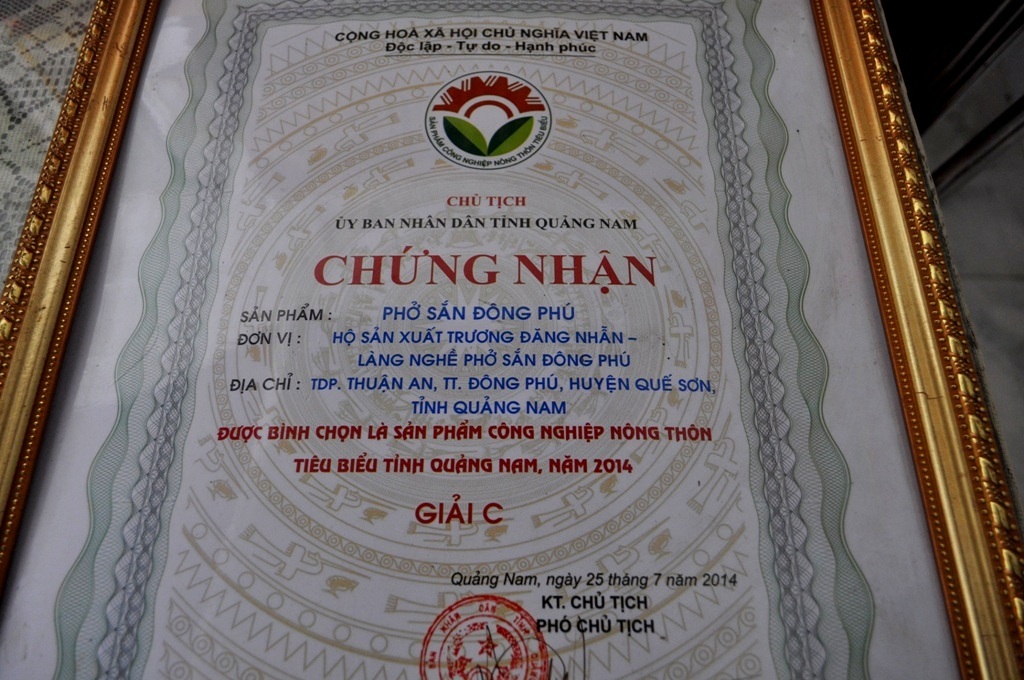 Giấy chứng nhận, bình chọn là sản phẩm công nghiệp nông thôn tiêu biểu năm 2014 của ông Trương Đăng Nhẫn