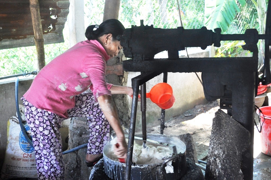 iai đoạn nấu bột sắn tinh để cho ra những sợi sắn trắng, dẻo, dai thơm ngon