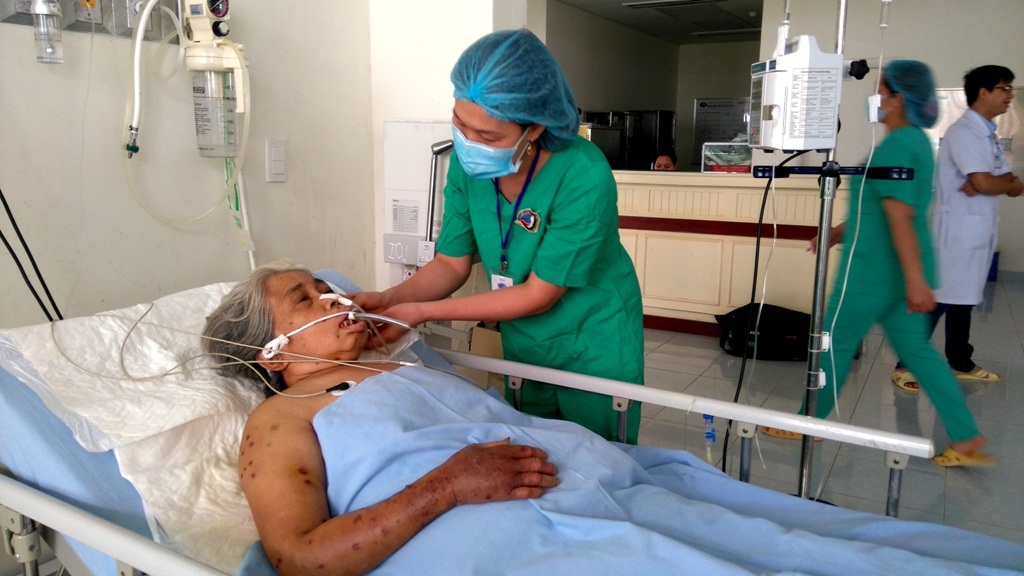 Các bác sĩ đang chăm sóc cho cụ Lộc