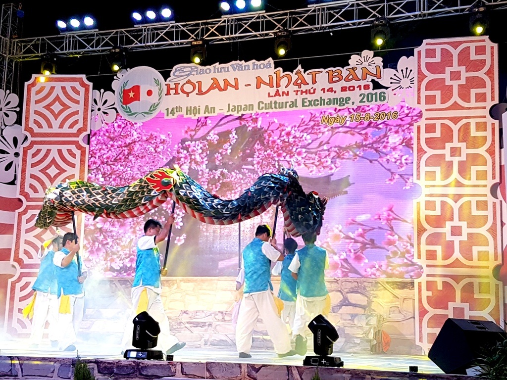 Khai mạc giao lưu văn hóa Việt - Nhật lần thứ 14 - 4 Tiết mục “Múa rồng” do đoàn nghệ thuật tỉnh Nagasaki thể hiện