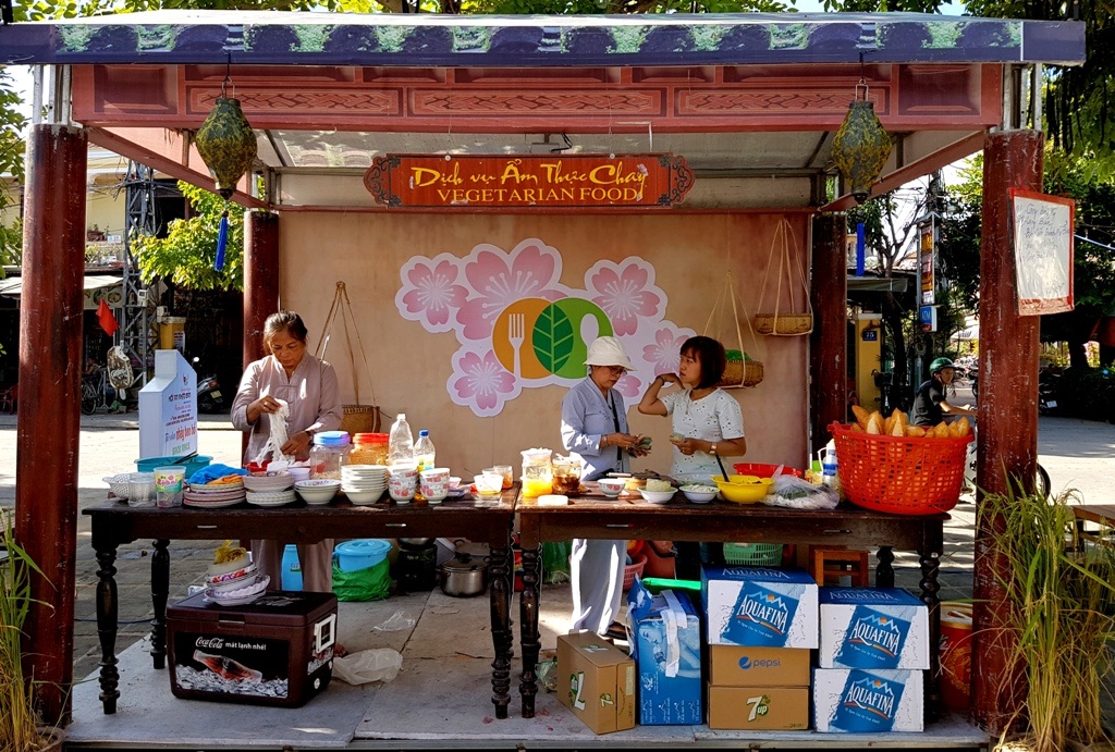 Hội An tổ chức “Ngày không ăn thịt vì môi trường và sức khỏe” - 1 Gian hàng ẩm thực phục vụ du khách trong “Ngày không ăn thịt vì môi trường và sức khỏe”