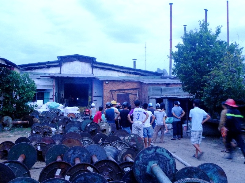 Xưởng dệt cháy lớn, thiệt hại hàng tỉ đồng - 1