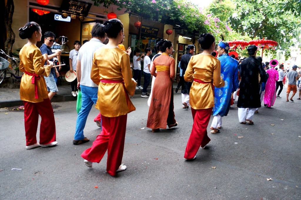 Đám rước qua các con phố