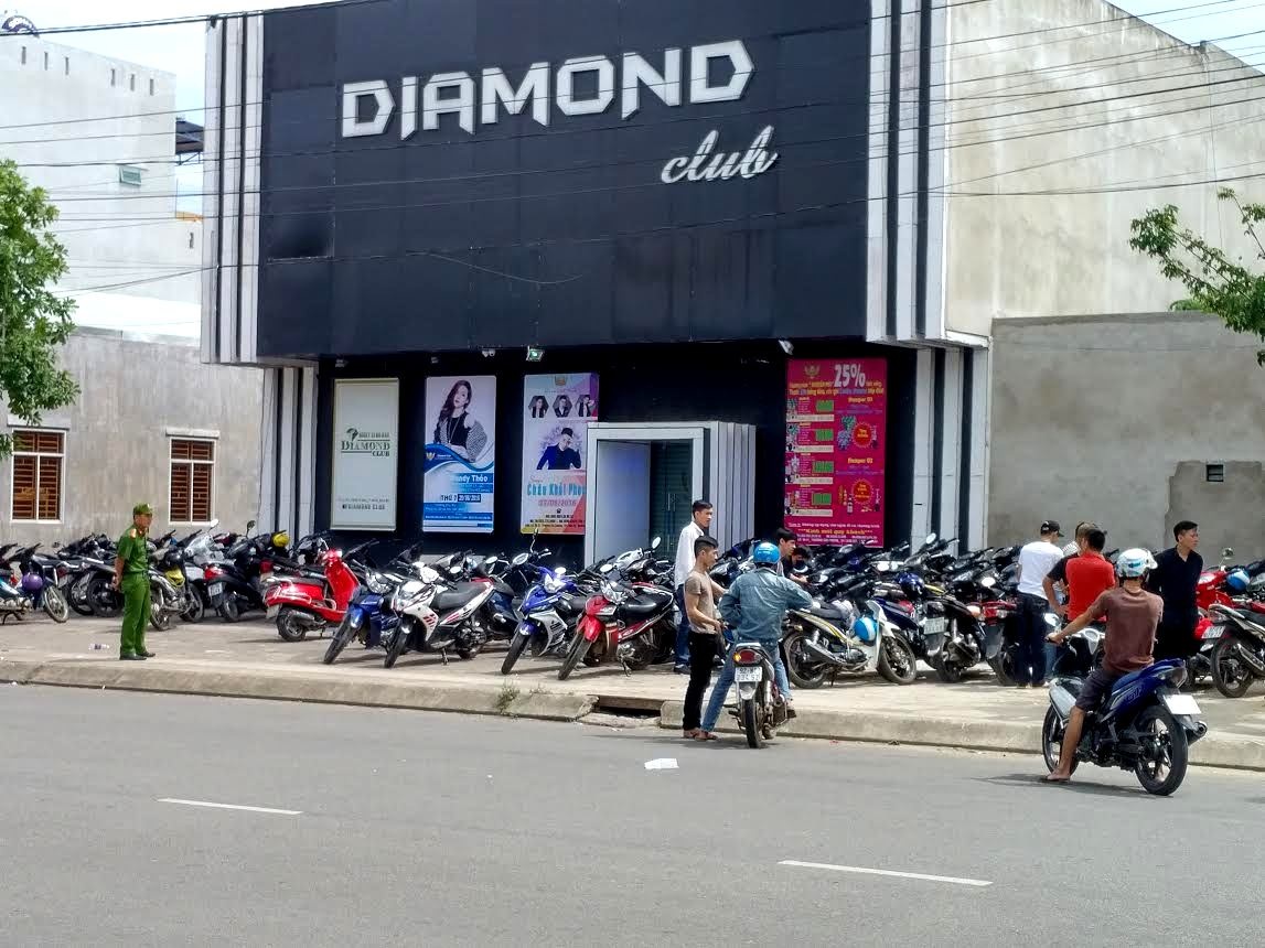 Trước khi quán bar Diamond bị "đột kích", chủ quán bị bắt vì tổ chức đánh bạc - 3 Bên ngoài quán bar Diamond, lực lượng chức năng phong tỏa đường để phục vụ việc khám xét
