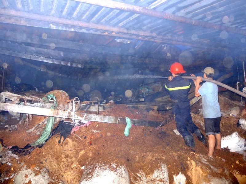 Lực lượng PCCC Quảng Nam khẩn trương dập lửa