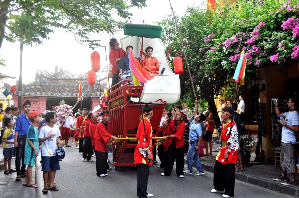Mỗi bước chân bà đều tưởng nhớ về đất mẹ Việt Nam