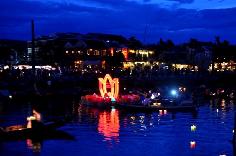 Lung linh sông Hoài huyền ảo về đêm