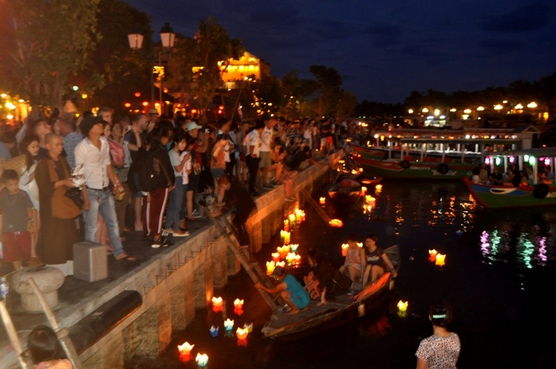 Hàng ngàn du khách từ khắp nơi đổ về đón lễ vu lan