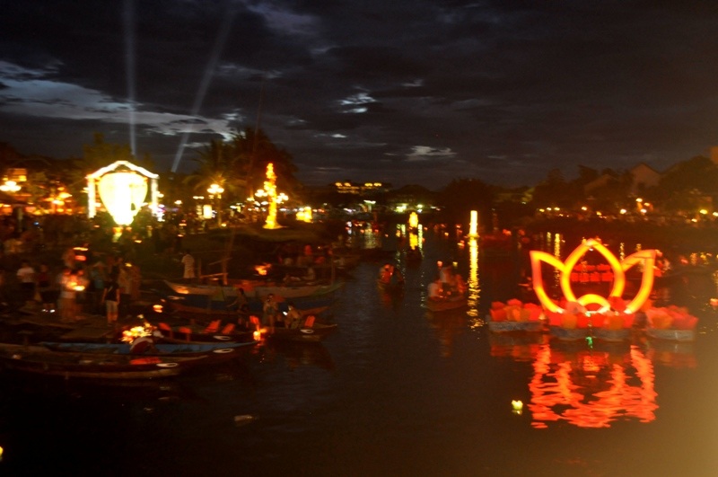 Hoa đăng nghệ thuật sắp đặt cùng muôn vàn hoa đăng nhỏ xinh lung linh trong đêm