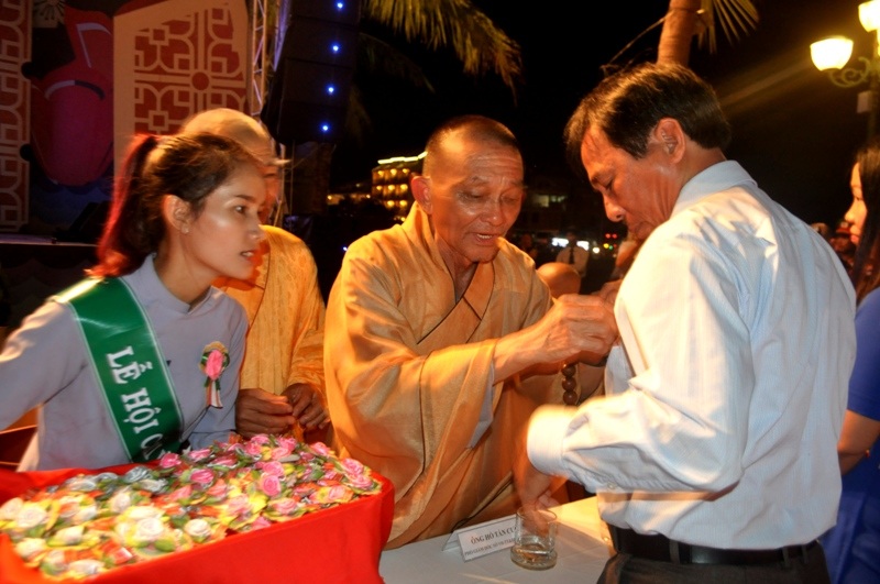 Sư thầy cài hoa hồng cho du khách