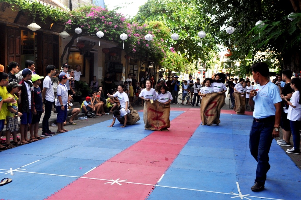 Các trò chơi dân gian thu hút đông đảo bạn trẻ tham gia trong ngày hội