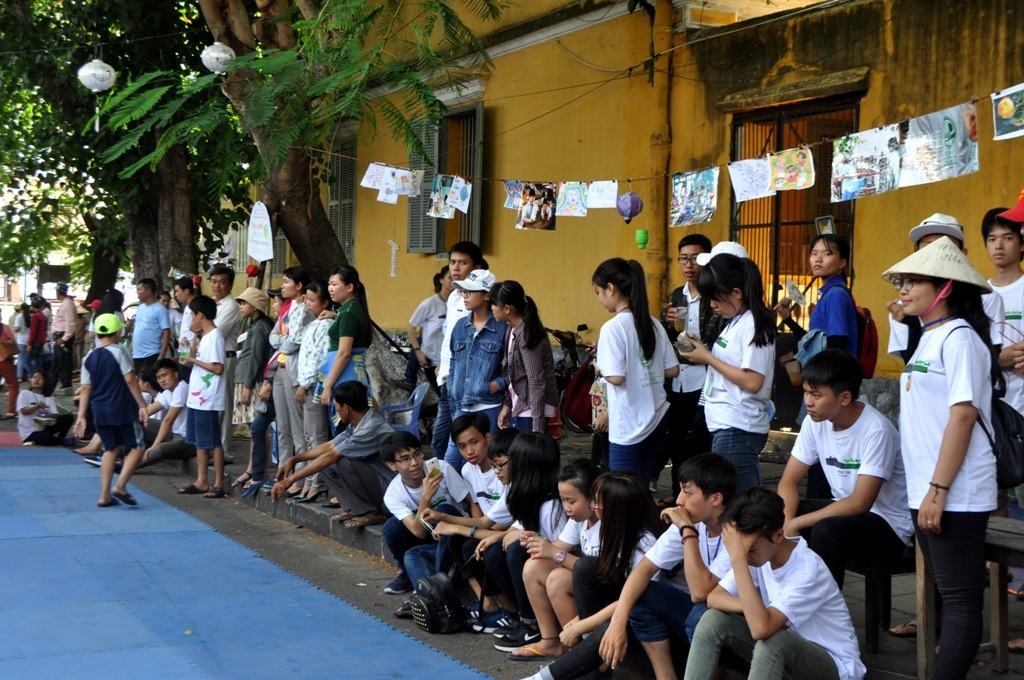 Rất đông du khách theo dõi các hoạt động của lễ hội