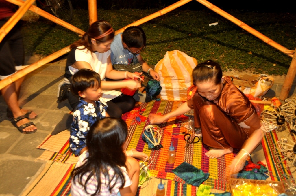 Tập làm lồng đèn cùng nghệ nhân Hội An