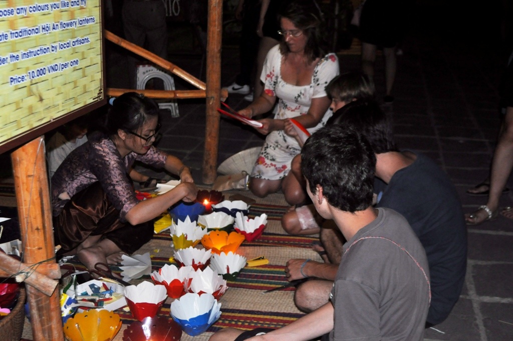 Thử làm hoa đăng thả sông Hoài
