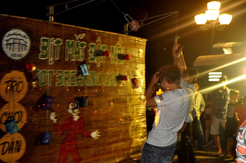 Bịt mắt đập nồi luôn thu hút nhiều du khách