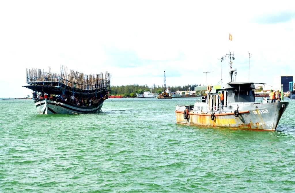 Tàu Hải đội 2 đang lai dắt tàu cá gặp nạn vào bờ. (Ảnh: CTV)
