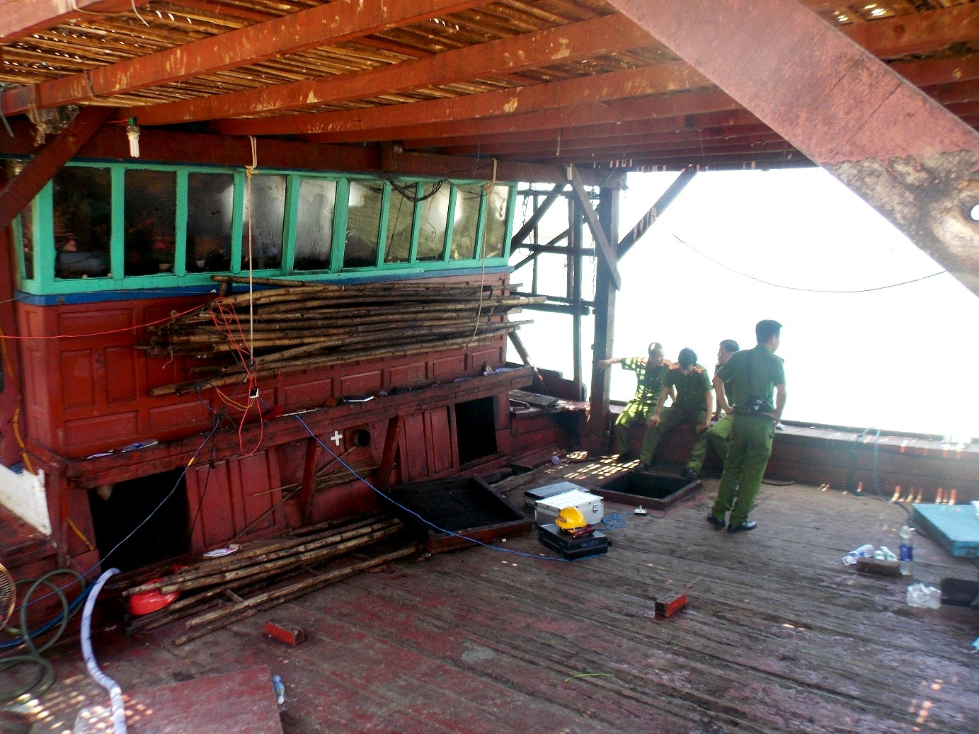 Lực chức năng đang khám nghiệm tàu bị cháy