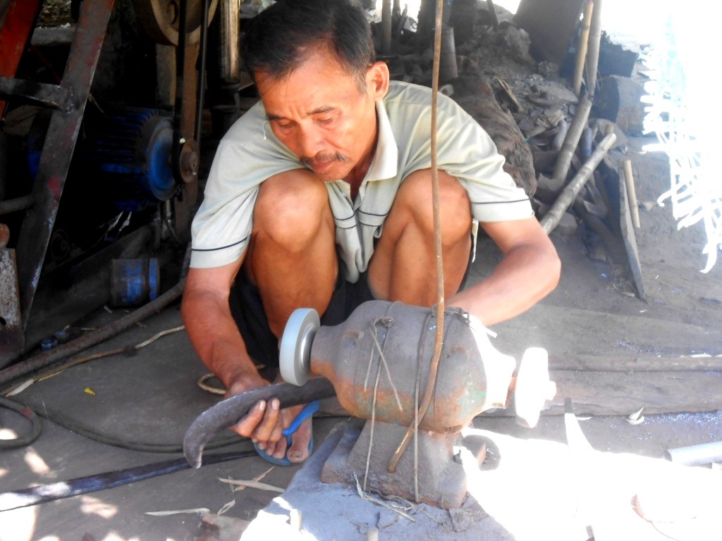 
Máy móc được cải tiến cũng dần giúp đỡ người thợ trong sản xuất sản phẩm
