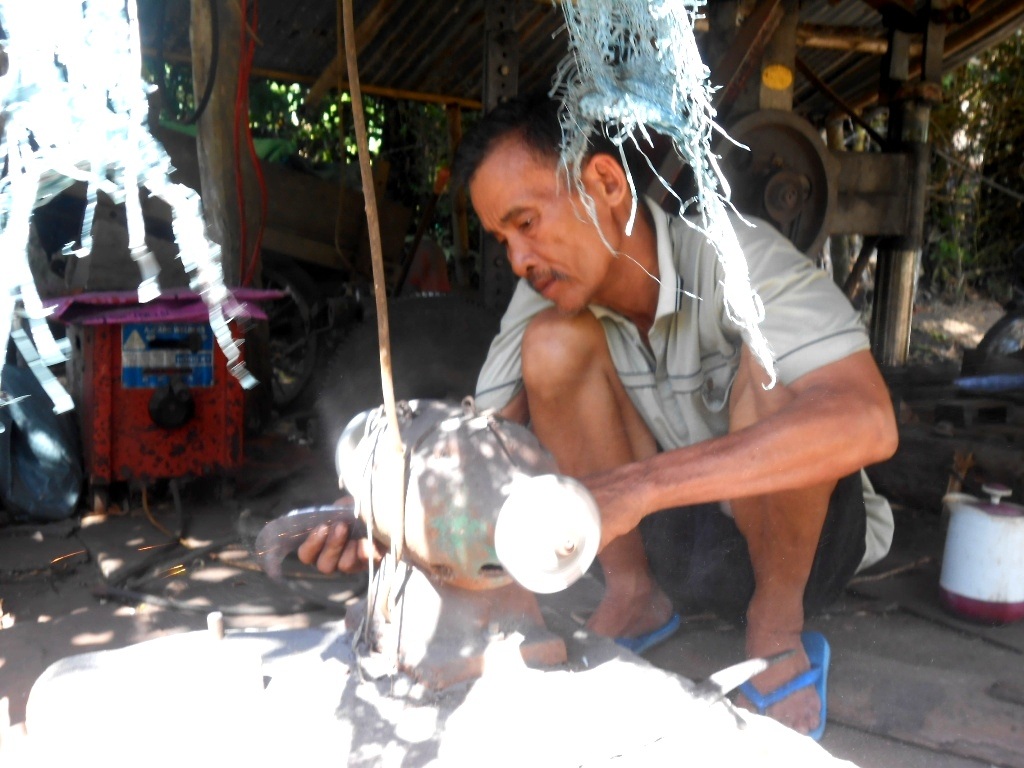 
Dù làng nghề dần đi xuống nhưng những người thợ vẫn cố gắng duy trì làng nghề truyền thống cha ông
