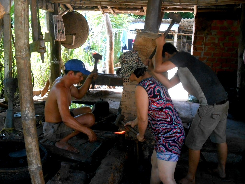 
Nhiều người vẫn sử dụng công đoạn truyền thống
