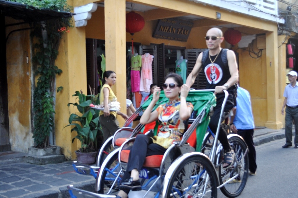 
Khách vui vẻ, hào hứng thử đạp xích lô
