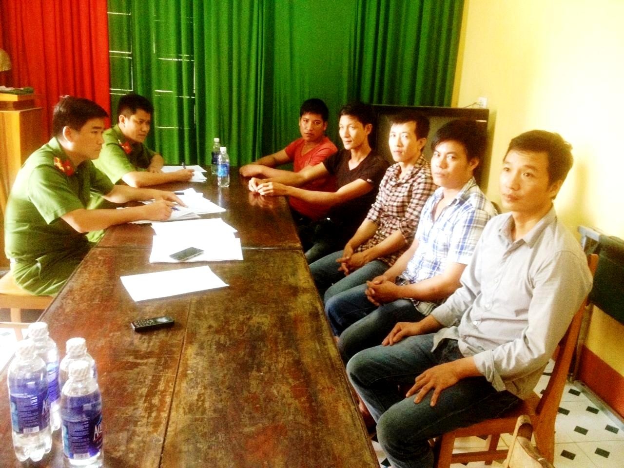 Các đối tượng trong vụ phá rừng pơmu ra đầu thú sáng nay