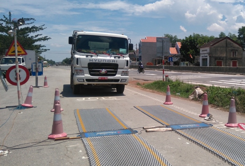 Xe tải biển đỏ “nằm vạ” ở trạm cân