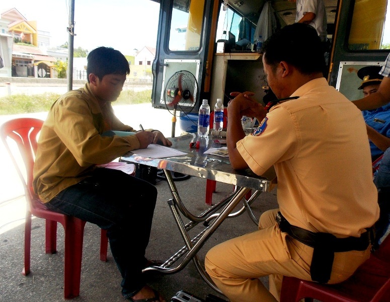 Tài xế làm việc với lực lượng chức năng