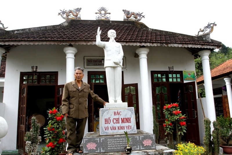 Gặp người cựu chiến binh xây tượng đài Bác Hồ trên miền sơn cước - 2 Cụ Thông bên tượng đài Bác Hồ trong khu vườn nhà, nằm bên QL40B