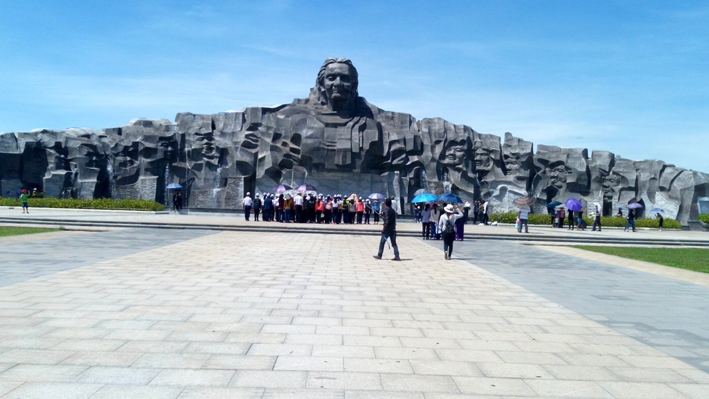 Hàng nghìn du khách tham quan làng bích họa Tam Thanh - 2 Cứ đến dịp lễ, khu Tượng đài Mẹ VNAH lại đón rất nhiều du khách thập phương