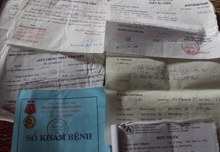 
Những hóa đơn thuốc, phiếu điều trị, sổ khám bệnh của cháu Ân
