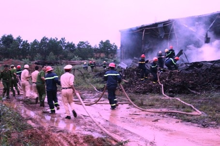 Lực lượng CSGT cũng tham gia công tác chữa cháy