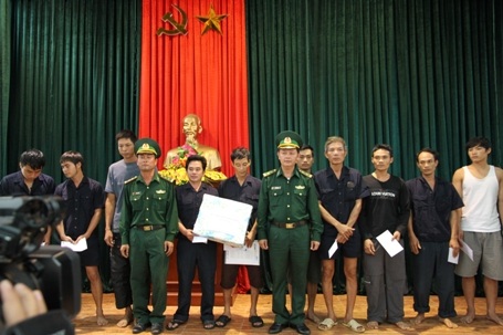 Sau khi vào bờ, những thuyền viên này cũng đã nhận được quà động viên của cơ quan chức năng.
