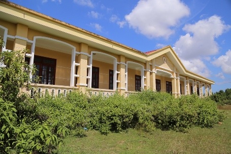 Trường học đầu tư tiền tỉ, xây xong để làm… “kho chứa thóc” - 6 Người dân luôn cảm thấy tiếc nuối bởi dù trường đã hoàn thành nhưng con em họ vẫn phải đi học cách đó gần 3 km.