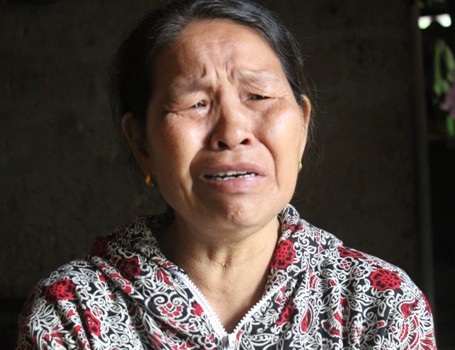 
Bà Hợi khóc nức nở khi nghĩ đến tình trạng bệnh tật của con gái mình
