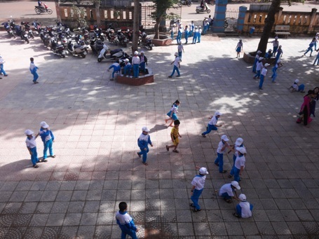 Phụ huynh bất bình với nhiều khoản thu không hợp lý - 2 Trường tiểu học số 1 Khe Sanh có 4 điểm trường, trong đó riêng điểm trường chính có 553 học sinh, và 447 học sinh bán trú.