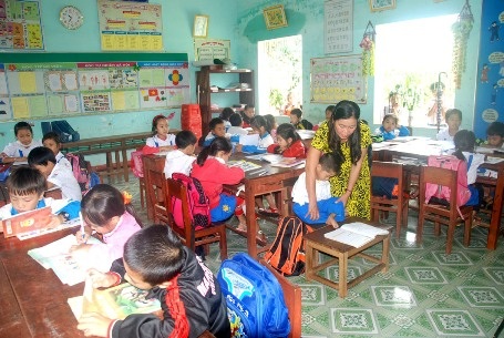 Cô giáo chắp cánh tương lai cho học sinh khuyết tật - 1 Em Tài là học sinh khuyết tật nặng nhưng nhờ sự động viên, chỉ dạy tận tình của cô Sành, em đã tự tin hơn để theo đuổi việc học tập.