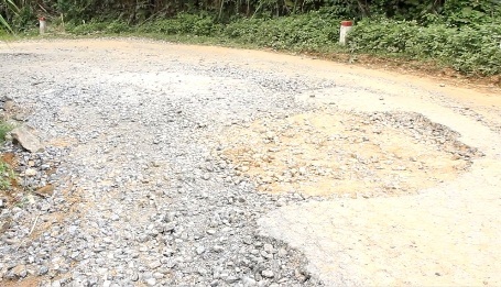 Quảng Trị: Đường bị xe quá tải “cày nát”, đơn vị quản lý làm ngơ? - 4 Quảng Trị: Đường bị xe quá tải “cày nát”, đơn vị quản lý làm ngơ? - 4