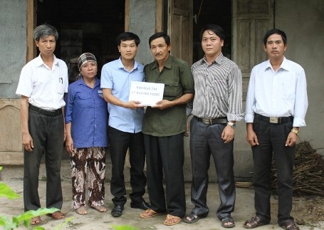 
PV Dân trí cùng đại diện chính quyền địa phương trao quà của bạn đọc giúp đỡ cho vợ chồng ông Thương
