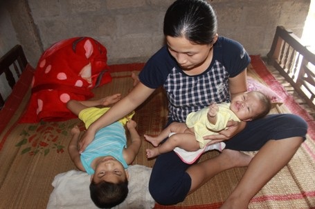 
Một mình chị Vân Anh phải túc trực bên cạnh để chăm sóc cho các con
