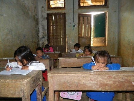 Học sinh 5 lớp "chen chúc" trong 1 phòng học - 2