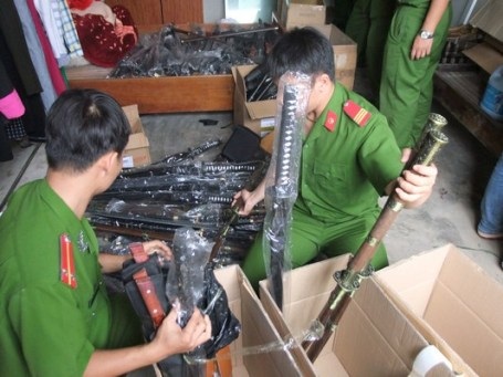 Thu giữ số lượng lớn hàng cấm, vũ khí trong... cửa hàng bách hóa - 1 Các loại hàng nóng lực lượng chức năng phát hiện tại 2 cửa hàng bách hóa