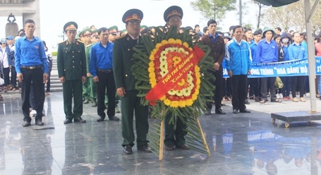 
Ban thường vụ Tỉnh đoàn, Hội LHTN Quảng Trị dâng hoa tri ân các anh hùng, liệt sĩ tại 2 Nghĩa trang Quốc gia Trường Sơn và đường 9
