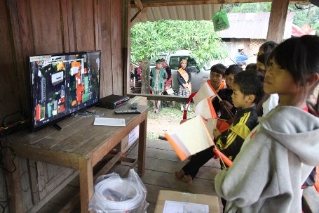 Trẻ em tại bản Cu Pua, Chân Rò vui sướng xem truyền hình trong ngày đóng điện
