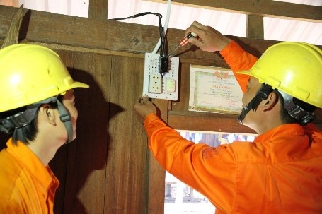 Cán bộ ngành điện kiểm tra lại các thiết bị dẫn điện, công tắc trong nhà dân