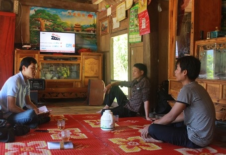 Bí thư Quyền vui mừng trao đổi với phóng viên về sự thay đổi trong đời sống người dân