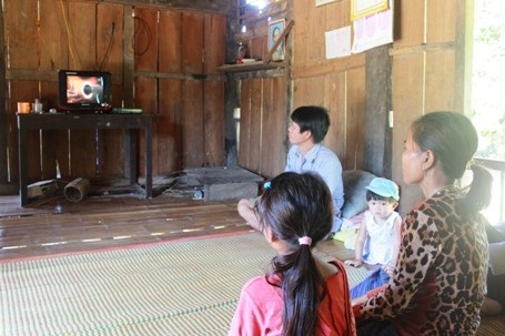 Người nhà chị Cưm quây quần bên chiếc ti vi mới sắm