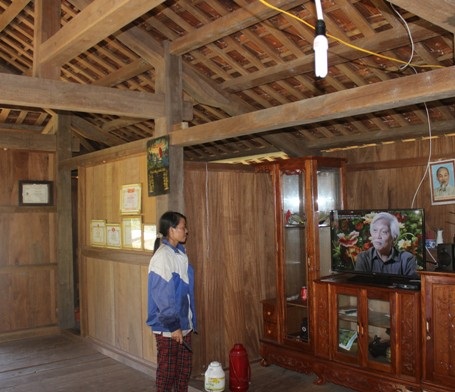 Nhiều người dân trong bản mua được máy thu hình cỡ lớn